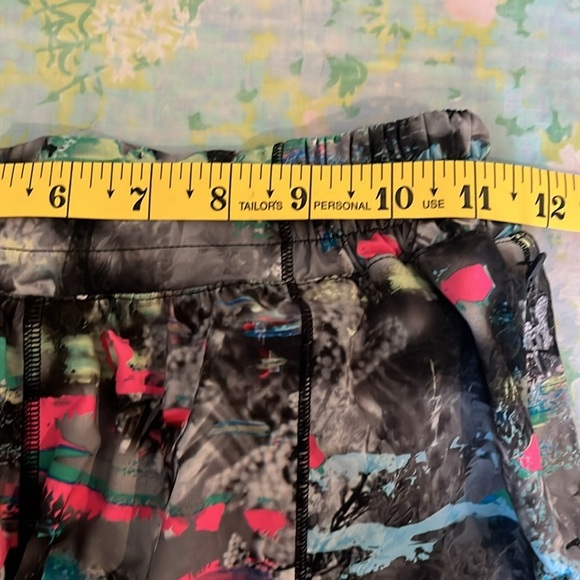 Lululemon | 2023 Hotty Hot High-Rise Lined Short Paint Drift Multi Graphite Sz 4 - Picture 12 of 13